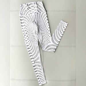 NWOT! ALO YOGA High-Waist Airbrush Legging in White with Gray Lattice | Size XXS